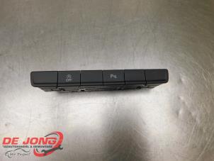 Gebruikte PDC Schakelaar Volkswagen Touran (5T1) 2.0 TDI 150 Prijs € 140,95 Margeregeling aangeboden door Autodemontagebedrijf de Jong