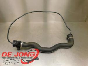 Gebruikte Koelwaterslang BMW 3 serie Touring (F31) 320d 2.0 16V Efficient Dynamics Edition Prijs € 30,20 Margeregeling aangeboden door Autodemontagebedrijf de Jong