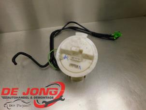 Gebruikte Tank element Pomp Mercedes C (W204) 3.0 C-350 CDI V6 24V Prijs € 39,00 Margeregeling aangeboden door Autodemontagebedrijf de Jong