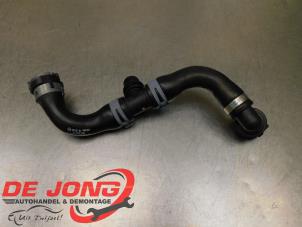 Gebruikte Koelwaterslang Mercedes Sprinter 3,5t (907.6/910.6) 315 CDI 2.0 D FWD Prijs € 12,10 Inclusief btw aangeboden door Autodemontagebedrijf de Jong