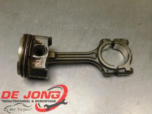 Gebruikte Zuiger Mercedes A (177.0) 1.3 A-200 Turbo 16V Prijs € 100,00 Margeregeling aangeboden door Autodemontagebedrijf de Jong