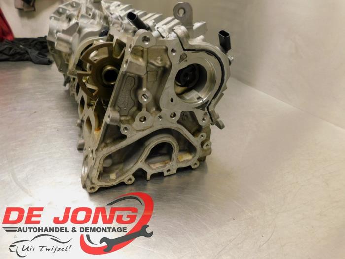 Cilinderkop van een Mercedes-Benz A (177.0) 1.3 A-200 Turbo 16V 2020