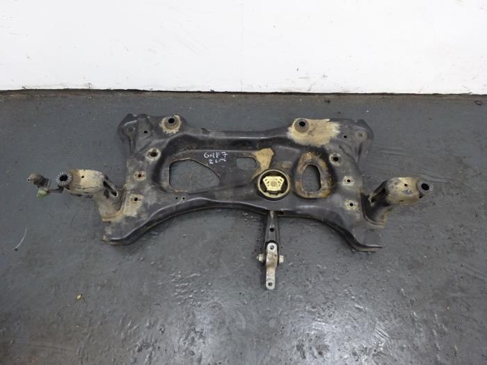 Gebruikte Subframe Volkswagen Golf VII (AUA) 2.0 R-line 4Motion 16V Prijs € 43,95 Margeregeling aangeboden door Autodemontagebedrijf de Jong