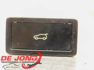 Gebruikte Schakelaar achterklep Volkswagen Touareg (7PA/PH) 4.2 TDI V8 DPF 32V Prijs € 19,95 Margeregeling aangeboden door Autodemontagebedrijf de Jong