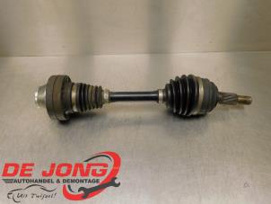 Gebruikte Aandrijfas links-voor Volkswagen Touareg (7PA/PH) 4.2 TDI V8 DPF 32V Prijs € 17,45 Margeregeling aangeboden door Autodemontagebedrijf de Jong