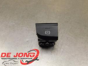 Gebruikte Schakelaar handrem Audi A3 Sportback (8VA/8VF) 1.6 TDI 16V Prijs € 9,99 Margeregeling aangeboden door Autodemontagebedrijf de Jong