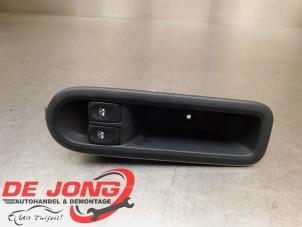Gebruikte Combischakelaar ramen Renault Twingo II (CN) 1.2 16V Prijs € 9,99 Margeregeling aangeboden door Autodemontagebedrijf de Jong