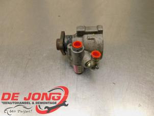 Gebruikte Servopomp Alfa Romeo 147 (937) 1.6 HP Twin Spark 16V Prijs € 18,99 Margeregeling aangeboden door Autodemontagebedrijf de Jong