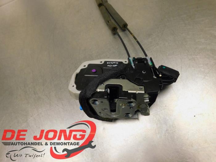 Slotmechaniek Portier 4Deurs links-voor van een Nissan Micra (K13) 1.2 12V 2015