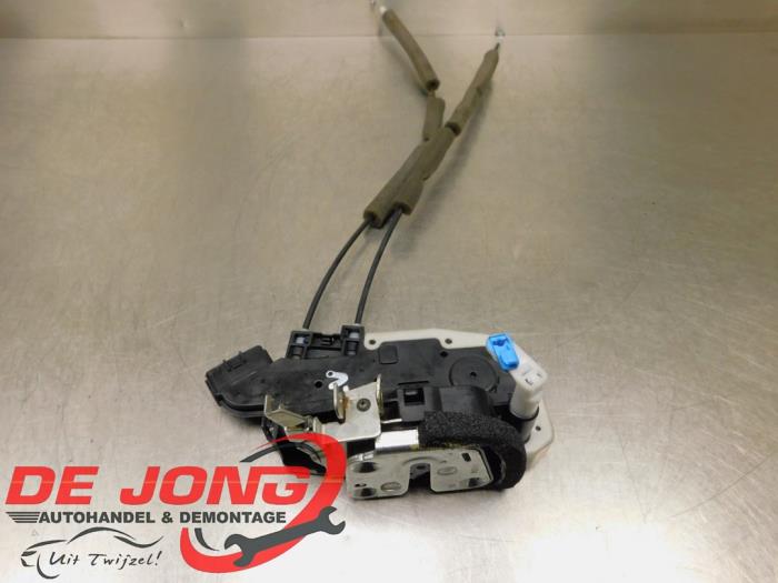 Slotmechaniek Portier 4Deurs links-voor van een Nissan Micra (K13) 1.2 12V 2015