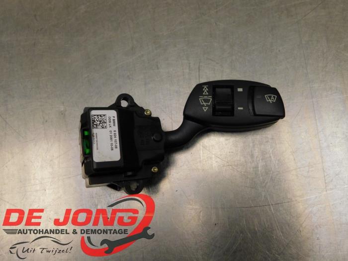 Gebruikte Ruitenwis Schakelaar BMW 5 serie Touring (E61) 523i 24V Prijs € 19,90 Margeregeling aangeboden door Autodemontagebedrijf de Jong
