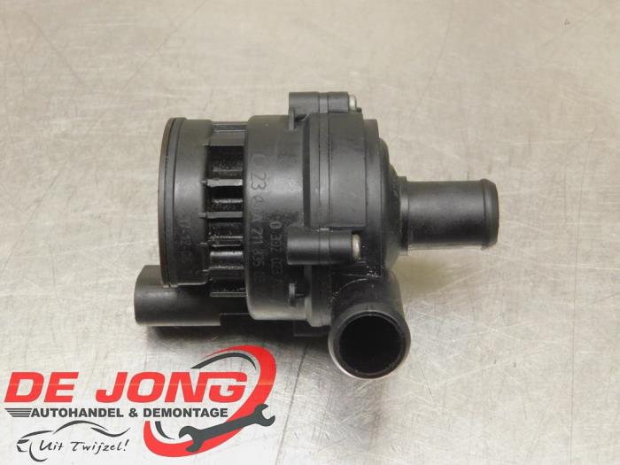 Gebruikte Extra waterpomp Mercedes C (W205) C-200d 2.2 16V Prijs € 13,90 Margeregeling aangeboden door Autodemontagebedrijf de Jong