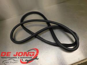 Gebruikte Portierrubber 4Deurs links-voor Peugeot 3008 II (M4/MC/MJ/MR) 1.6 BlueHDi 120 Prijs € 49,95 Margeregeling aangeboden door Autodemontagebedrijf de Jong