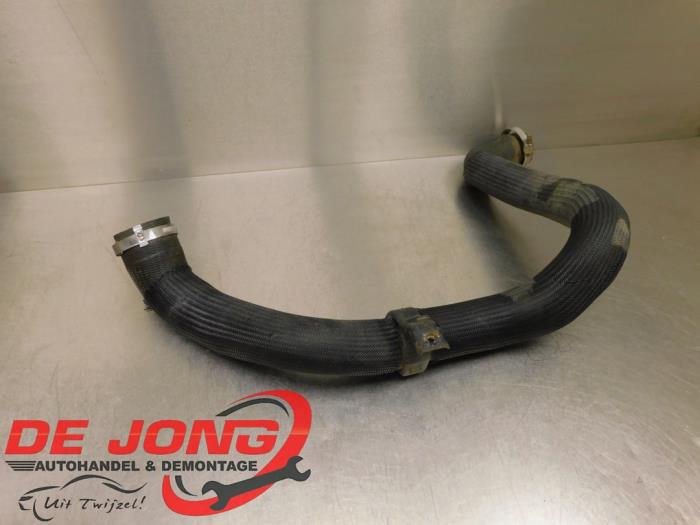 Intercooler Slang van een Opel Vivaro 2.0 CDTI 150 2021