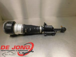 Gebruikte Mac Phersonpoot rechts-voor Mercedes S (W221) 3.0 S-350 BlueTec 24V 4-Matic Prijs € 194,99 Margeregeling aangeboden door Autodemontagebedrijf de Jong