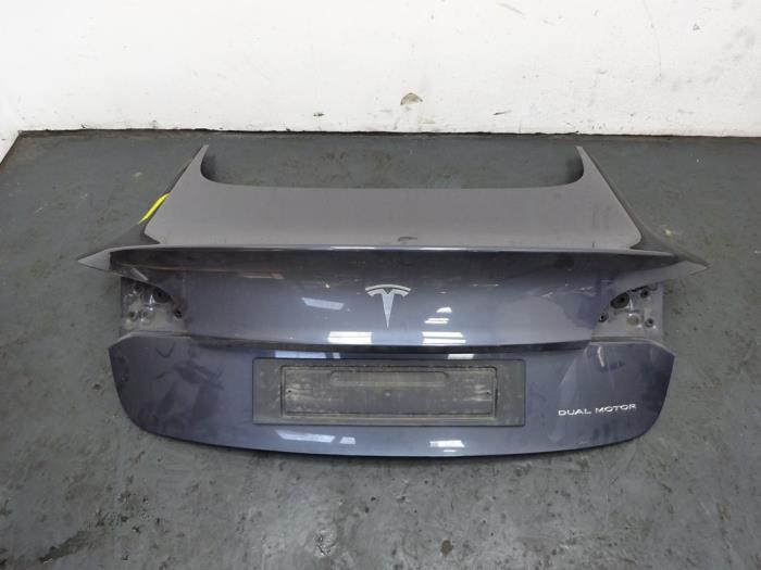 Achterklep van een Tesla Model 3 EV AWD 2021