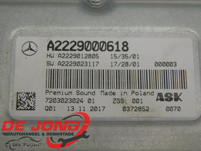 Radio versterker van een Mercedes-Benz C (W205) C-200d 2.2 16V 2018