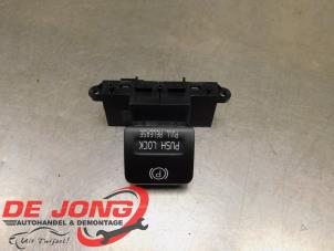 Gebruikte Handrem schakelaar Volvo V60 I (FW/GW) 2.4 D5 20V Autom. Prijs € 14,99 Margeregeling aangeboden door Autodemontagebedrijf de Jong