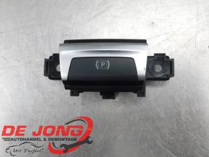 Gebruikte Handrem schakelaar Peugeot 308 SW (L4/L9/LC/LJ/LR) 1.2 12V e-THP Prijs € 18,99 Margeregeling aangeboden door Autodemontagebedrijf de Jong