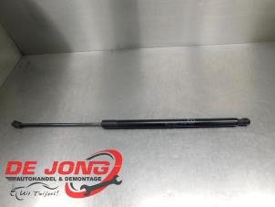 Gebruikte Kofferdekseldemper rechts-achter Ford C-Max (DXA) 1.0 Ti-VCT EcoBoost 12V 125 Prijs € 24,95 Margeregeling aangeboden door Autodemontagebedrijf de Jong