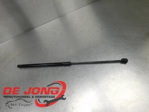 Gebruikte Gasdemper rechts-achter Skoda Fabia III Combi (NJ5) 1.2 TSI 16V Greentech Prijs € 9,99 Margeregeling aangeboden door Autodemontagebedrijf de Jong