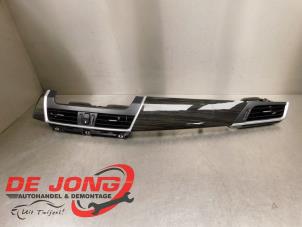 Gebruikte Dashboard sierlijst BMW 2 serie Active Tourer (F45) 218i 1.5 TwinPower Turbo 12V Van Prijs € 127,00 Margeregeling aangeboden door Autodemontagebedrijf de Jong