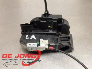 Gebruikte Deurslot Mechaniek 4Deurs links-achter Nissan Qashqai (J11) 1.2 12V DIG-T Prijs € 49,95 Margeregeling aangeboden door Autodemontagebedrijf de Jong