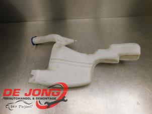 Gebruikte Ruitensproeiertank voor Ford B-Max (JK8) 1.0 EcoBoost 12V 100 Prijs € 12,45 Margeregeling aangeboden door Autodemontagebedrijf de Jong