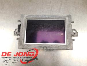 Gebruikte Display Interieur Mercedes E (W212) E-200 CDI 16V BlueEfficiency,BlueTEC Prijs € 44,99 Margeregeling aangeboden door Autodemontagebedrijf de Jong