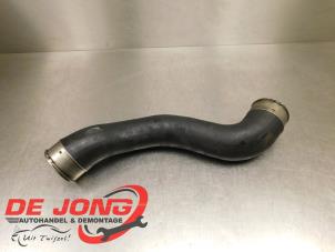 Gebruikte Intercooler Slang Mercedes E (W212) E-200 CDI 16V BlueEfficiency,BlueTEC Prijs € 30,20 Margeregeling aangeboden door Autodemontagebedrijf de Jong