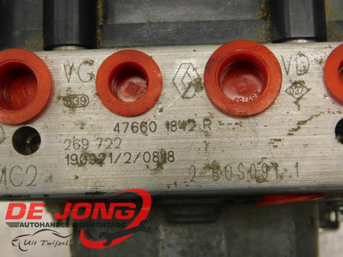 ABS Pomp van een Renault Clio IV (5R) 0.9 Energy TCE 75 12V 2020