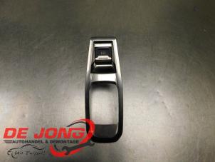 Gebruikte Handrem schakelaar Peugeot 5008 II (M4/MC/MJ/MR) 1.5 BlueHDi 130 Prijs € 8,99 Margeregeling aangeboden door Autodemontagebedrijf de Jong