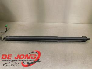 Gebruikte Achterklep motor Peugeot 5008 II (M4/MC/MJ/MR) 1.5 BlueHDi 130 Prijs € 129,95 Margeregeling aangeboden door Autodemontagebedrijf de Jong