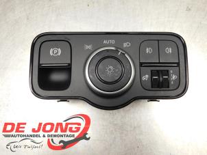 Gebruikte Schakelaar Licht Mercedes Citan (420.6) 1.5 110 CDI Prijs € 36,29 Inclusief btw aangeboden door Autodemontagebedrijf de Jong