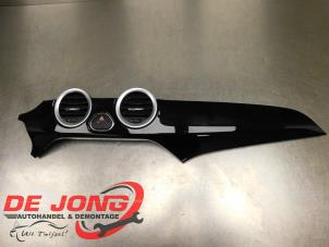 Gebruikte Dashboard sierlijst Opel Adam 1.4 16V Prijs € 49,99 Margeregeling aangeboden door Autodemontagebedrijf de Jong