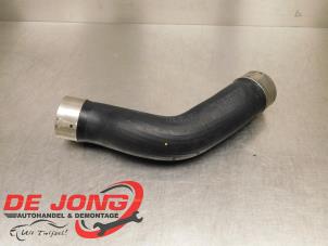 Gebruikte Intercooler Slang Mercedes C Estate (S205) C-180 BlueTEC, C-180 d 1.6 16V Prijs € 21,99 Margeregeling aangeboden door Autodemontagebedrijf de Jong
