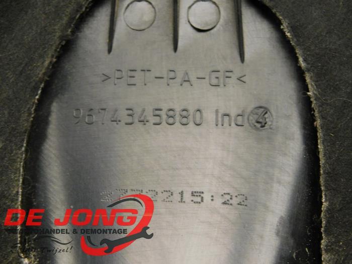 Afdekplaat motor van een Citroën Jumpy 2.0 Blue HDI 145 2023