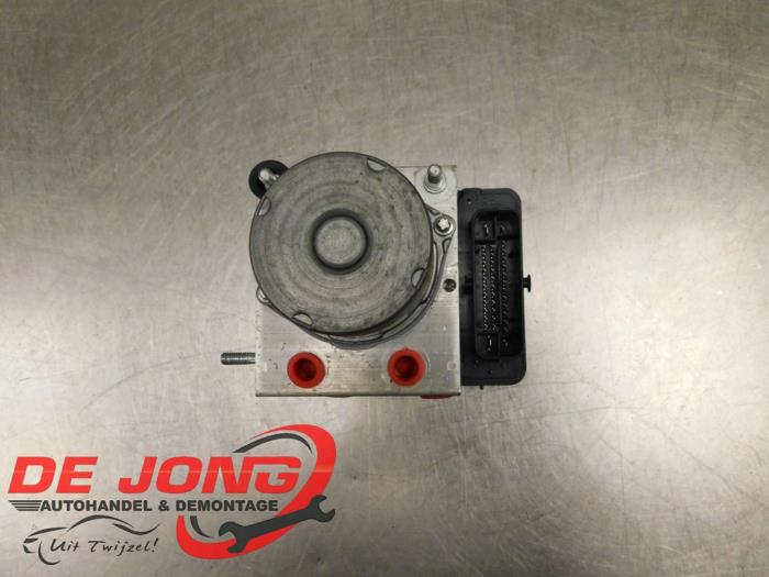 ABS Pomp van een Citroën Jumpy 2.0 Blue HDI 145 2023