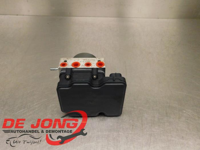 ABS Pomp van een Citroën Jumpy 2.0 Blue HDI 145 2023