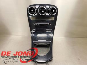 Gebruikte Middenconsoles Mercedes C (W205) C-180 1.6 CDI BlueTEC, C-180 d 16V Prijs € 49,99 Margeregeling aangeboden door Autodemontagebedrijf de Jong