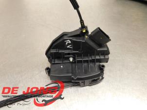 Gebruikte Slotmechaniek Portier 2Deurs rechts Ford Transit Courier 1.0 Ti-VCT EcoBoost 12V Prijs € 29,99 Margeregeling aangeboden door Autodemontagebedrijf de Jong