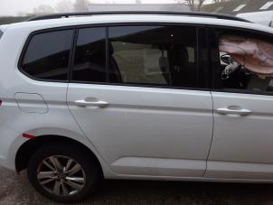 Gebruikte Deur 4Deurs rechts-achter Volkswagen Touran (5T1) 2.0 TDI 150 Prijs € 745,00 Margeregeling aangeboden door Autodemontagebedrijf de Jong