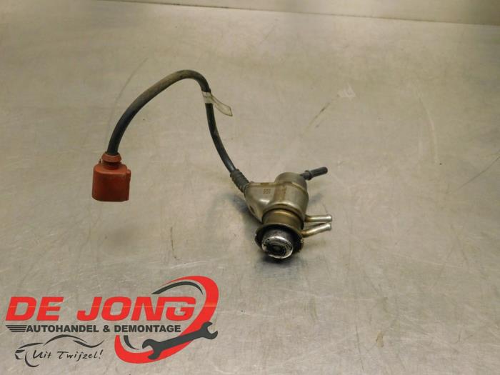 Gebruikte Injector adblue Volkswagen Caddy IV 2.0 TDI 102 Prijs € 151,20 Margeregeling aangeboden door Autodemontagebedrijf de Jong
