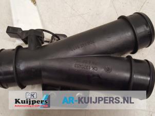 Gebruikte Intercooler Buis Volkswagen Phaeton (3D) 3.0 V6 TDI 24V 4Motion Prijs € 40,00 Margeregeling aangeboden door Autorecycling Kuijpers