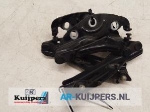 Gebruikte Motorkap Scharnier Volkswagen Phaeton (3D) 4.2 V8 40V 4Motion Prijs € 35,00 Margeregeling aangeboden door Autorecycling Kuijpers