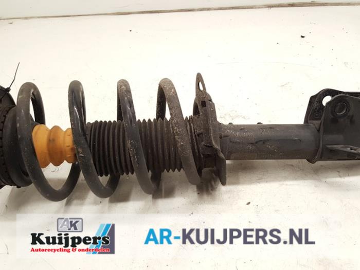 Schokdemperpoot links-voor van een Ford S-Max (WPC) 2.0 TDCi 210 16V 2017