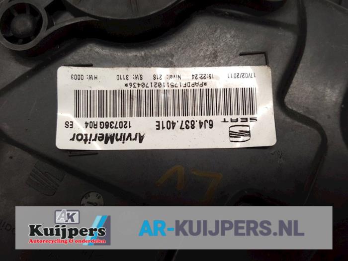 Raammechaniek 4Deurs links-voor van een Seat Ibiza ST (6J8) 1.2 TDI Ecomotive 2011