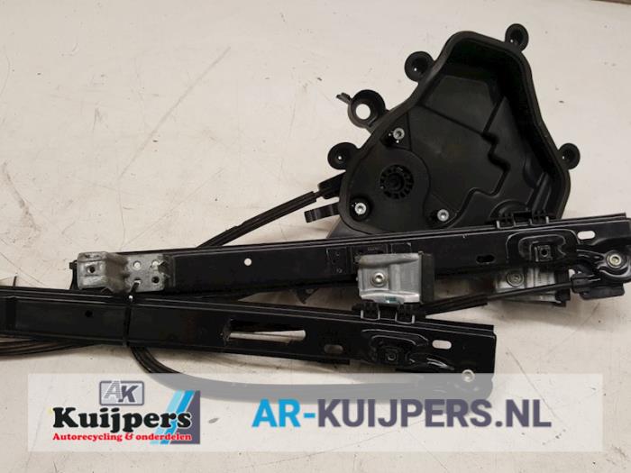 Raammechaniek 4Deurs links-voor van een Seat Ibiza ST (6J8) 1.2 TDI Ecomotive 2011