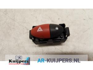 Gebruikte Alarmlicht Schakelaar Renault Twingo II (CN) 1.2 Prijs € 15,00 Margeregeling aangeboden door Autorecycling Kuijpers