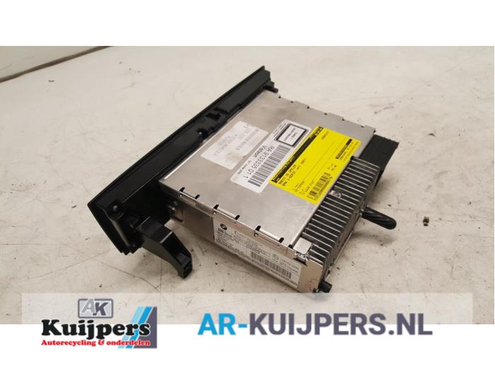 Radio CD Speler van een BMW 1 serie (E87/87N) 118d 16V 2007